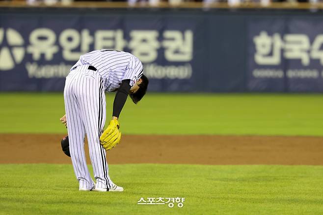 LG 김윤식이 6일 잠실 두산전에서 9회 등판해 팬들에게 고개를 숙여 인사하고 있다. LG트윈스 제공