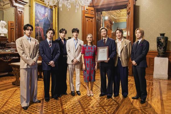 멕시코팬은 반가워서, 한국팬은 자랑스러워서... BTS 멕시코궁앞 5만명, 글로벌 아미 "울컥"[K-EYES]