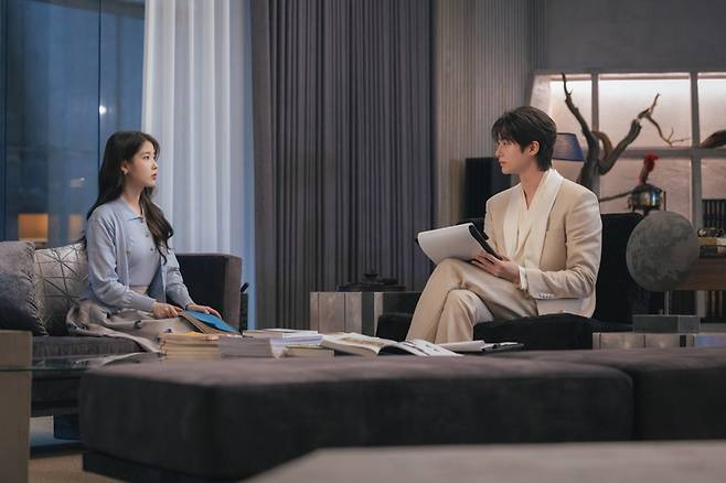 '21세기 대군부인' 아이유, 변우석