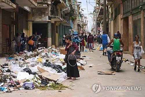 연료 부족으로 청소차가 못 돌아다니는 아바나 거리 [AP=연합뉴스]