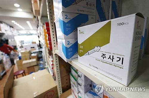 의료용 주사기 수급 불안정      (서울=연합뉴스) 김성민 기자 = 중동 전쟁의 여파로 나프타 공급이 제한되며 수액 등 의료제품의 필름 포장재 가격이 오르자 정부가 대응에 나섰다. 식약처는 수액제 포장재, 주사기, 주사침 등 6개 품목의 생산·공급 상황을 집중적으로 관리할 계획이다. 
    7일 서울의 한 의료기기 판매점 매대에 1cc, 2cc 등의 소용량 주사기만 남아 있다. 2026.4.7
    ksm7976@yna.co.kr