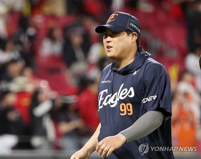 통산 120승 달성한 류현진 (광주=연합뉴스) 조남수 기자 = 6일 광주 기아챔피언스필드에서 열린 프로야구 한화 이글스와 KIA 타이거즈의 경기. 6이닝 1실점 투구로 승리투수가 된 한화 류현진이 팬들에게 인사한 뒤 더그아웃으로 향하며 미소 짓고 있다. 2026.5.6 iso64@yna.co.kr