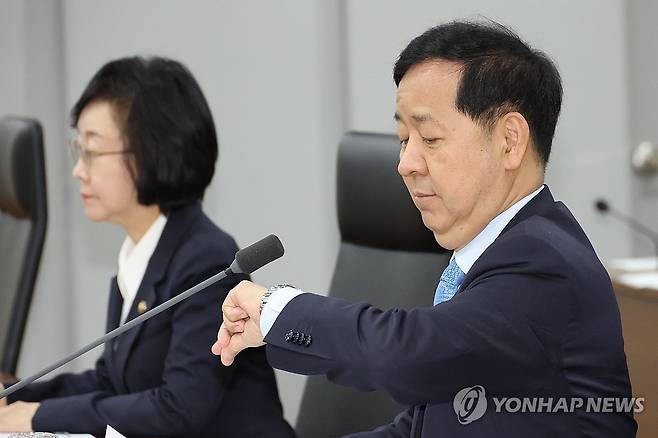 민생물가TF 회의 참석한 구윤철 부총리 (세종=연합뉴스) 김주성 기자 = 구윤철 부총리 겸 재정경제부 장관이 7일 세종시 정부세종청사에서 열린 민생물가 특별관리 관계장관 TF 회의에 참석해 시계를 보고 있다. 2026.5.7 utzza@yna.co.kr