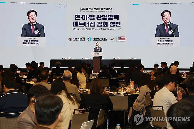 제6회 한미 산업협력 콘퍼런스 (서울=연합뉴스) 임화영 기자 = 여한구 산업통상부 통상교섭본부장이 7일 서울 중구 대한상공회의소에서 한·미·일 산업협력 파트너십 강화 방안 주제로 열린 '제6회 한미 산업협력 콘퍼런스'에서 축사를 하고 있다. 2026.5.7 hwayoung7@yna.co.kr