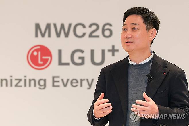 AI사업전략 발표하는 홍범식 LG유플러스 대표 (서울=연합뉴스) 홍범식 LG유플러스 대표가 4일(현지시간) 스페인 바르셀로나 인터콘티넨탈호텔에서 열린 기자간담회에서 'AI 사업전략'에 대해 발표하고 있다. 2026.3.5 [사진공동취재단] photo@yna.co.kr
