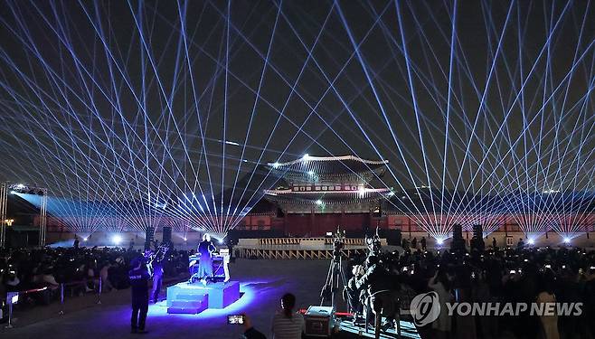 궁중문화축전 개막제 (서울=연합뉴스) 한종찬 기자 = 24일 서울 경복궁 흥례문 광장에서 열린 2026 궁중문화축전 개막제에서 레이저 아트 공연이 열리고 있다. 다음 달 3일까지 열리는 이번 행사에서는 고궁을 배경으로 전시·체험·공연 등 다채로운 프로그램이 진행된다. 2026.4.24 saba@yna.co.kr