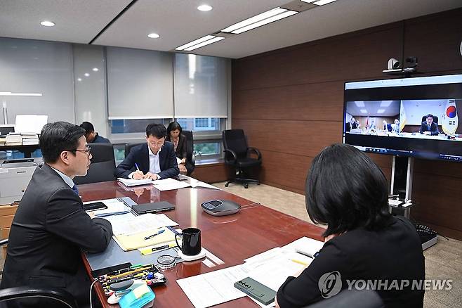 여한구 본부장, 모로코 산업통상부 통상담당 국무장관 면담 (서울=연합뉴스) 여한구 산업통상자원부 통상교섭본부장이 6일 서울 중구 대한상공회의소에서 오마르 헤지라 모로코 산업통상부 통상담당 국무장관과 화상 면담을 하고 있다. 2026.5.6 [산업통상자원부 제공. 재판매 및 DB 금지] photo@yna.co.kr