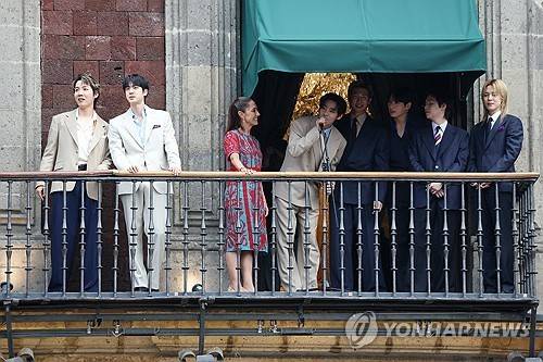 멕시코 대통령궁에 모인 BTS [로이터=연합뉴스]