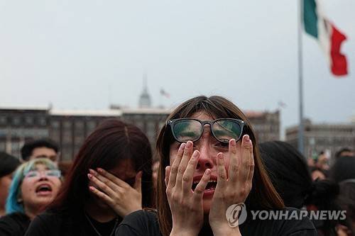 오열하는 팬들 [로이터=연합뉴스]