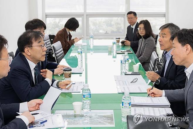 김윤덕 장관, 휴게소 개혁 방안 논의 (서울=연합뉴스) 김윤덕 국토교통부 장관이 9일 경부고속도로 기흥 휴게소를 방문, 휴게소 개혁 방안을 논의하고 있다. 2026.4.9 [국토교통부 제공. 재판매 및 DB 금지] photo@yna.co.kr