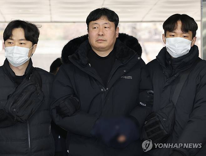 법정 향하는 세종호텔 '복직농성' 고진수 지부장 [연합뉴스 자료사진] 업무방해 등의 혐의로 구속영장이 청구된 고진수 민주노총 서비스연맹 세종호텔 지부장이 지난 2월 4일 서울 서초구 서울중앙지법에서 열린 영장실질심사에 출석하고 있다.   2026.2.4 photo@yna.co.kr