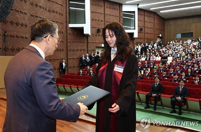 신임 검사에게 임명장 전수하는 정성호 법무부 장관 (과천=연합뉴스) 이진욱 기자 = 정성호 법무부 장관이 7일 정부과천청사 법무부에서 열린 신임 검사 임관식에 참석해 신임 검사에게 임명장을 전수하고 있다. 2026.5.7 cityboy@yna.co.kr