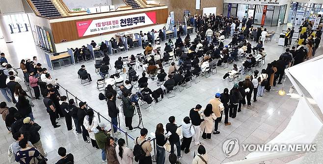 지난 3월 인천 '천원주택' 접수처에 몰린 신청자들 [연합뉴스 자료사진]