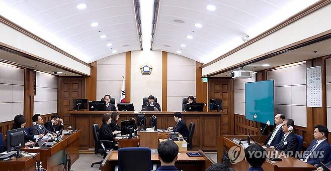 '내란 중요임무 종사' 한덕수 2심 징역 15년 선고 (서울=연합뉴스) 12·3 비상계엄에 가담한 혐의로 재판에 넘겨진 한덕수 전 국무총리가 7일 서울 서초구 서울고등법원에서 열린 항소심 선고공판에 출석해 선고를 듣고 있다. 서울고법 형사12-1부(이승철 조진구 김민아 고법판사)는 이날 한 전 총리에게 징역 15년을 선고했다. 2026.5.7 [서울고법 제공. 재판매 및 DB금지] photo@yna.co.kr
