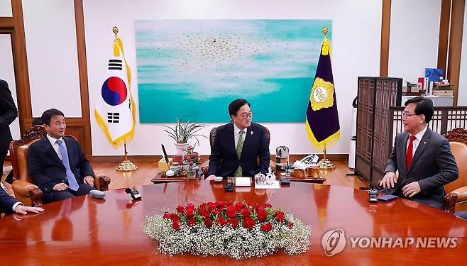 국회의장 주재로 만난 여야 원내대표 (서울=연합뉴스) 신현우 기자 = 15일 서울 여의도 국회의장실에서 우원식 국회의장(가운데) 주재로 더불어민주당 한병도 원내대표(왼쪽)와 국민의힘 송언석 원내대표가 회동하고 있다. 2026.4.15 nowwego@yna.co.kr