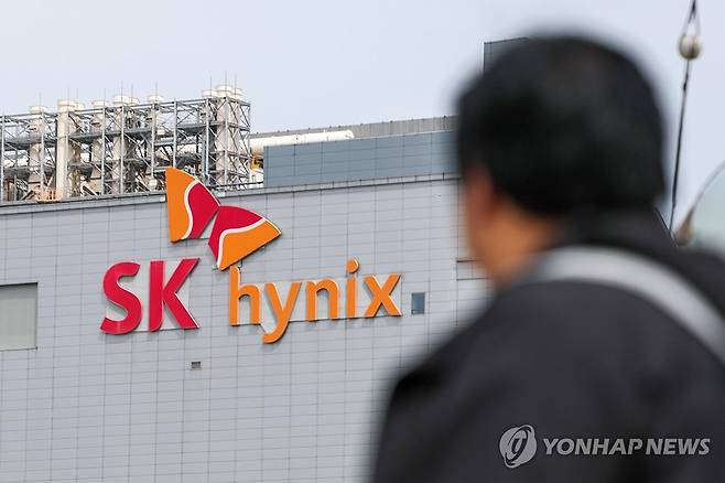SK하이닉스 1분기 영업익 400% 넘게 폭증 (이천=연합뉴스) 서대연 기자 = SK하이닉스가 계속되는 인공지능(AI) 반도체 수요 급증에 힘입어 매출액 52조원, 영업익 37조원을 넘으며 역대 최대 실적 기록 행진을 이어간 23일 경기도 이천시 SK하이닉스 본사 모습.
    SK하이닉스는 연결 기준 올해 1분기 영업이익이 37조6천103억원으로 작년 동기 대비 405.5% 증가했다고 23일 공시했다. 매출액은 52조5천763억원으로 198.1% 증가했다. 영업익과 매출 모두 분기 최대 기록이다. 2026.4.23 dwise@yna.co.kr