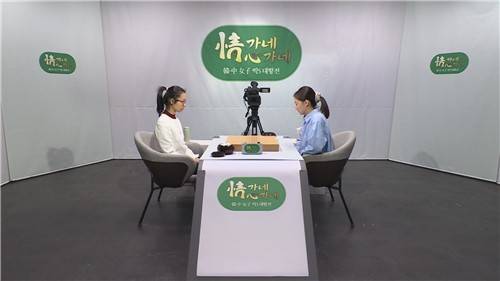 한국 여자바둑 1위 김은지(오른쪽) 9단이 중국 저우훙위  9단에게 승리했다. [한국기원 제공. 재판매 및 DB 금지]