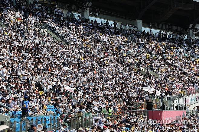 어린이날 관중 들어찬 야구장 (서울=연합뉴스) 류영석 기자 = 어린이날인 5일 KBO 프로야구 두산 베어스와 LG 트윈스의 경기가 열린 서울 잠실야구장에서 관중들이 응원을 하고 있다. 2026.5.5 ondol@yna.co.kr