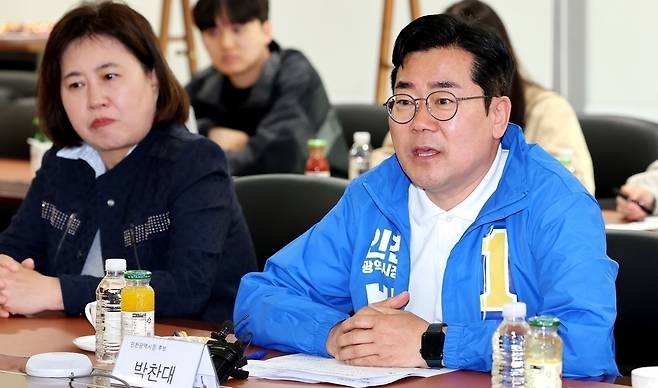 ▲ 더불어민주당 박찬대 인천시장 후보가 지난 4일 인천 중구 스태츠칩팩코리아를 방문해 회사 관계자들과 간담회를 갖고 있다. /인천일보DB