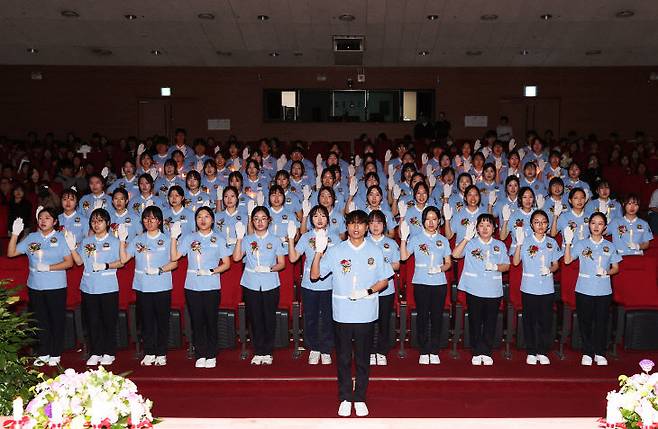 국립공주대학교 간호보건대학 간호학과 학생들이 8일 백제교육문화관 컨벤션홀에서 열린 제64회 나이팅게일 선서식에서 촛불을 밝히며 예비 간호사로서의 책임과 사명을 다짐하고 있다. (사진=국립공주대학교 제공)