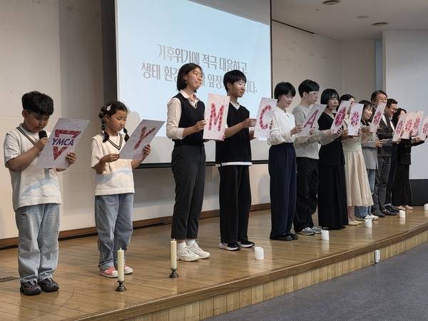 경남 최초 시민사회단체 마산YMCA가 창립 80주년을 맞아 8일 오후 6시 30분 창원시 마산회원구 양덕동 3.15아트홀 국제회의장에서 기념식을 열었다. 자리에는 100여 명이 함께했다. 마산YMCA 회원 대표들이 손팻말을 들고 80주년 기념 비전 선포를 하고 있다. /최석환 기자
