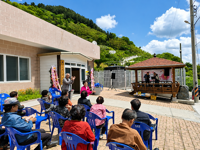 8일 오전, 제54회 어버이날을 맞아 울릉군 울릉읍 사동2리 마을 경로당 앞마당에서 ‘효(孝) 잔치’가 열렸다. 맑게 갠 봄날, 경로당 앞에 모인 어르신들이 축하 노래공연을 관람하면서 환한 웃음을 짓고 있다. /황진영 기자