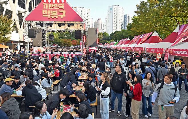 지난해 열린 제5회 떡볶이 페스티벌 현장 모습. 이 축제를 기획한 이효영 지역축제팀장은 떡볶이가 전 세대를 아우르는 소울 푸드이기 때문에 3대(代)가 즐기는 축제를 지향할 수 있다고 강조했다.  <영남일보 DB>