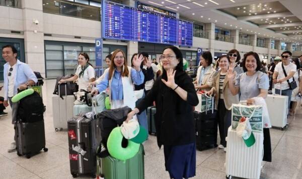 지난 1일 인천국제공항 입국장에서 외국인 단체 관광객들이 가이드의 안내를 받으며 이동하고 있다. [출처=연합뉴스]