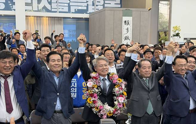 민형배 더불어민주당 전남광주특별시장 후보가 지난달 14일 오후 광주 ‘민심캠프’ 사무실에서 최종 후보로 확정되자 주철현 의원, 최형식 총괄선대위원장, 김승휘 상임선대위원장 등과 손을 들어 올리며 지지자들과 환호하고 있다. /제공=민형배 전남광주특별시장 예비후보