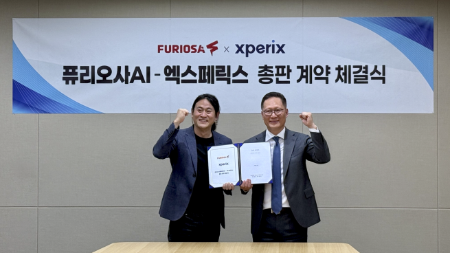 <왼쪽부터 백준호 퓨리오사AI 대표, 윤상철엑스페릭스 대표>(사진제공 = 엑스페릭스)