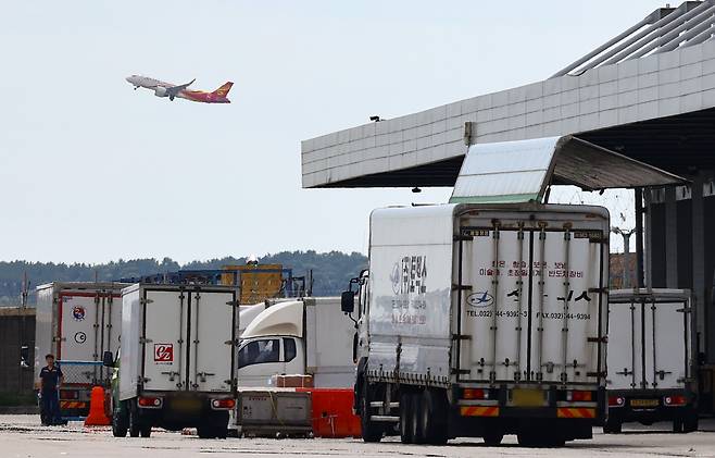인천국제공항 화물터미널 너머로 비행기가 이륙하고 있다.(뉴시스)