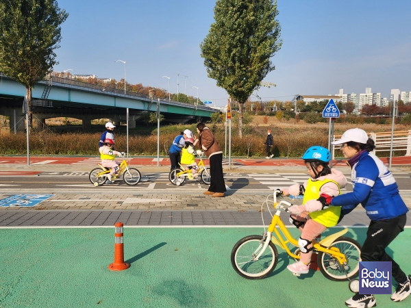 지난해 열린 '어린이 자전거 및 교통안전 교육'에서 어린이들이 자전거 타는 법을 배우고 있다.&nbsp;ⓒ구로구