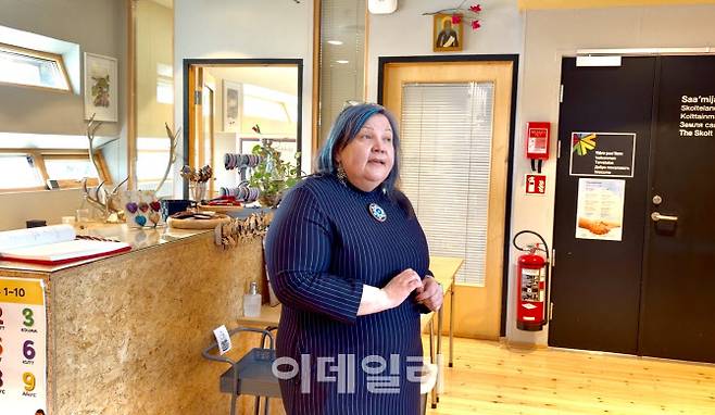 시르케네스에서 차로 40분 걸리는 도시 네이든(Neiden)에 위치한 ‘아브 박물관’에서 도슨트 다이야가 사미어로 노래를 부르고 있다. (사진=이민하 기자)