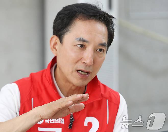 부산 북구갑 국회의원 보궐선거에 출마한 박민식 국민의힘 후보가 지난 7일 부산 북구 선거사무소에서 뉴스1과 인터뷰를 하고 있다. ⓒ 뉴스1 윤일지 기자