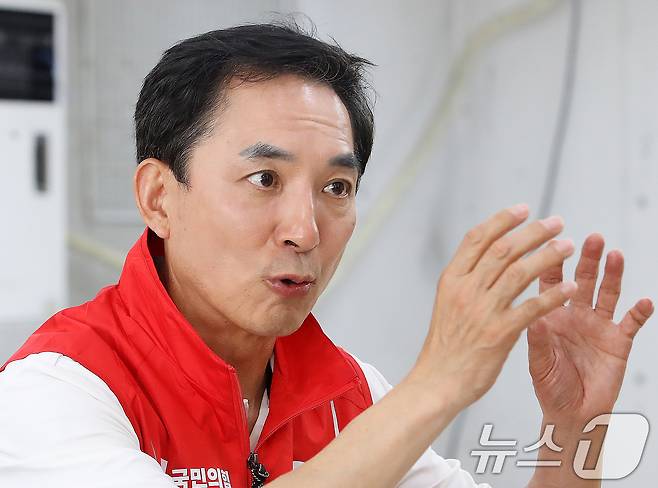 부산 북구갑 국회의원 보궐선거에 출마한 박민식 국민의힘 후보가 지난 7일 부산 북구 선거사무소에서 뉴스1과 인터뷰를 하고 있다. ⓒ 뉴스1 윤일지 기자