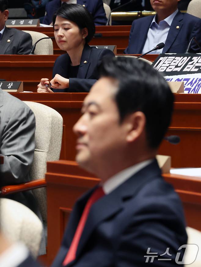 한지아 국민의힘 의원이 6일 오후 서울 여의도 국회에서 열린 의원총회 때 장동혁 대표 뒤로 자리하고 있다. 2026.5.6 ⓒ 뉴스1 황기선 기자
