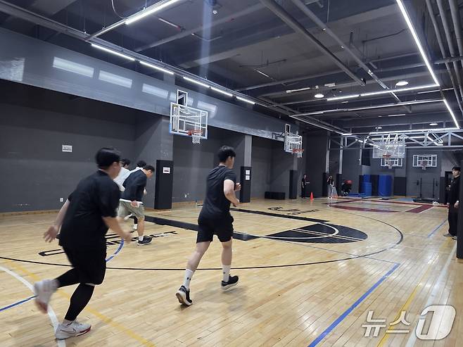 7일 서울 강서구 소재 이스타항공 본사 인근 체육관에서 이스타항공 출입 기자들을 대상으로 진행된 객실 승무원 공채 모의시험에서 오래달리기를 측정하고 있는 모습. 2026.5.7/뉴스1 김성식 기자