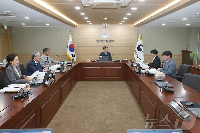 김종철 방송미디어통신위원장이 8일 정부과천청사에서  '2026년 제7차 전체회의'를 진행하고 있다. (방미통위 제공)