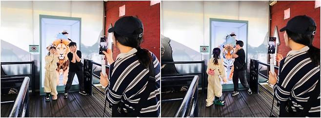 스페이셜 사이니지 속 동물들과 함께 사진을 찍으며 대기 시간을 즐기는 관람객.(삼성전자뉴스룸제공)