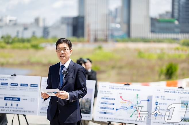 정원오 더불어민주당 서울시장 후보가 8일 오전 서울 용산국제업무지구 현장을 찾아 '세계도시 서울의 대전환'을 주제로 공약을 발표하고 있다. (정원오 캠프 제공. 재판매 및 DB 금지) 2026.5.8 ⓒ 뉴스1 안은나 기자