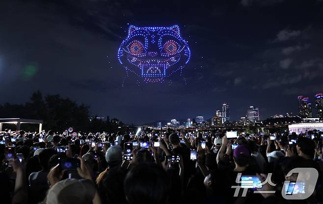 7일 오후 서울 광진구 뚝섬한강공원에서 열린 '2025 한강 불빛 공연(드론 라이트쇼)'에서 애니메이션 '케이팝데몬헌터스(케데헌)' 등장인물을 형상화한 1,200여 대의 드론이 밤하늘을 수놓고 있다. 2025.9.7 ⓒ 뉴스1 구윤성 기자