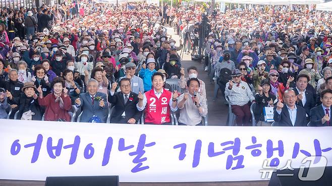오세훈 국민의힘 서울시장 후보가 8일 서대문구 어버이날 기념행사에 참석한 모습