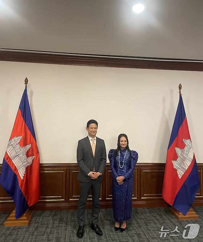 8일 외교부에 따르면 임상우 외교부 재외국민보호·영사담당 정부대표는 법무부·경찰청 관계자들과 함께 지난 6일부터 이날까지 태국·캄보디아·베트남 호치민을 방문해 각국 외교·치안 당국과 초국가범죄 대응 협력 방안을 협의했다. 옌띠엥 푸티라스메이 캄보디아 외교차관과 만난 임 대표의 모습.(외교부 제공).