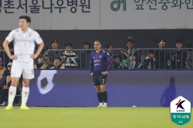 마테우스가 부천전에서 레드카드를 받고 그라운드를 떠나고 있다. 사진 | 한국프로축구연맹