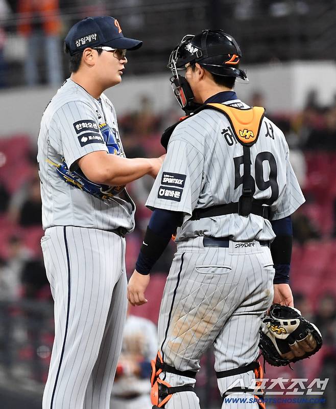 7일 광주 기아챔피언스필드에서 열린 KIA와 한화의 경기. 한화 김서현, 허인서가 대화를 나누고 있다. 광주=박재만 기자 pjm@sportschosun.com/2026.05.07/