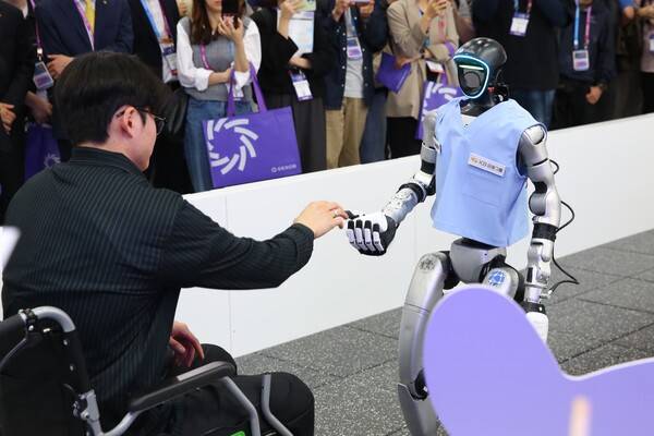 서울 코엑스에서 열린 'AI EXPO KOREA 2026'에서 시니어 돌봄 특화 휴머노이드 로봇 '젠피(GenP)'가 라이브 시연을 하고 있다. ⓒKB금융그룹
