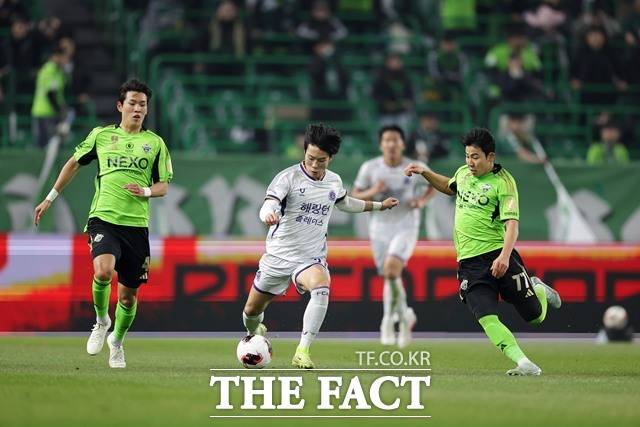 기세가 오를 대로 오른 전북 현대와 안방에서 반전을 노리는 FC안양이 오는 10일 외나무다리에서 만난다./K리그