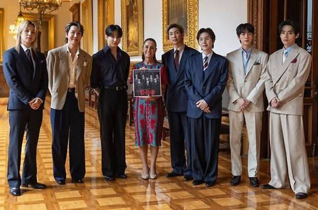 멕시코 대통령의 '국빈급' 예우. BTS가 현지시간 6일, 멕시코 콘서트를 하루 앞두고 멕시코시티 대통령실에서 클라우디아 셰인바움 대통령과 특별한 만남을 가졌다. 왼쪽부터 지민, 제이홉, 정국, 클라우디나 셰인바움 멕시코 대통령, RM, 슈가, 진, 뷔. /멕시코 대통령 공식 인스타그램