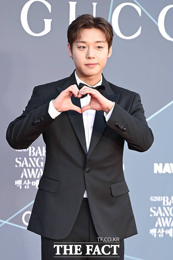 박지훈이 하트 포즈를 하고 있다.