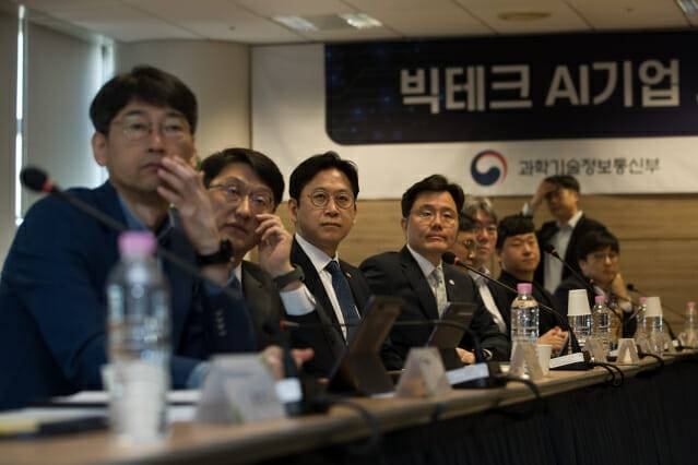 배경훈 부총리 겸 과학기술정보통신부 장관이 8일 오전 서울 종로구 광화문교보빌딩 국가과학기술자문회의 대회의실에서 열린'빅테크 AI기업 사이버보안 프로젝트 관련 전문가 간담회' 에서 박용규 한국인터넷진흥원 본부장 발표를 듣고 있다.왼쪽부터 김경만 인공지능정책실장, 최우혁 정보보호네트워크정책실장, 배경훈 부총리.